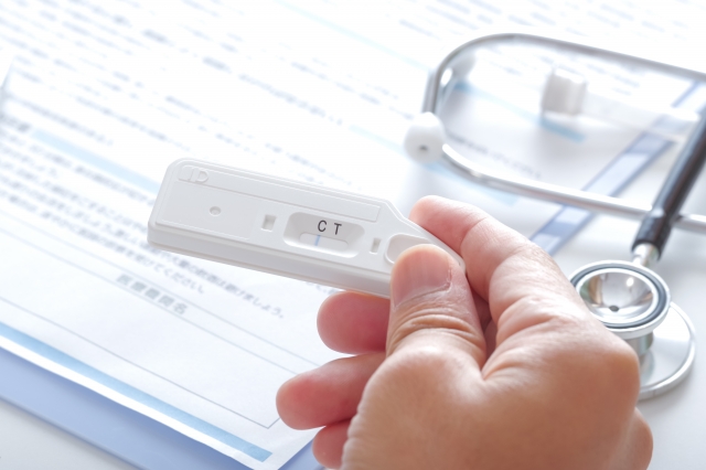 抗原検査キットの結果を確認する様子