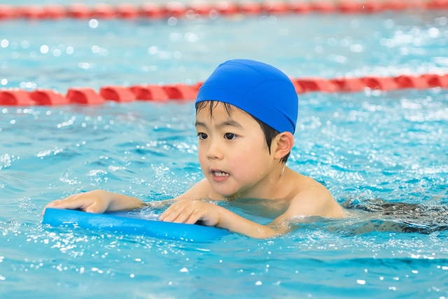 スイミングを習う子どもがプールで練習している様子