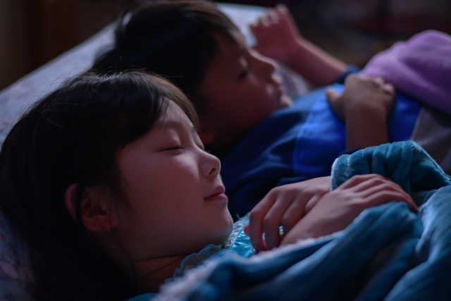 子どもが眠っている様子｜睡眠と学力・発達の関係を解説する記事のアイキャッチ