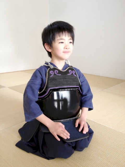 武道を習う子どもが正座している様子（空手・柔道などの稽古）