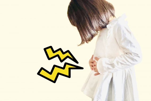 お腹を痛がる子ども