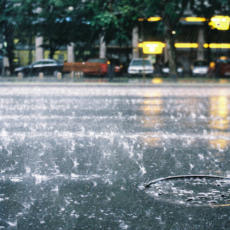 雨の中に落ちる水滴。気圧変化による頭痛や自律神経への影響をイメージ。